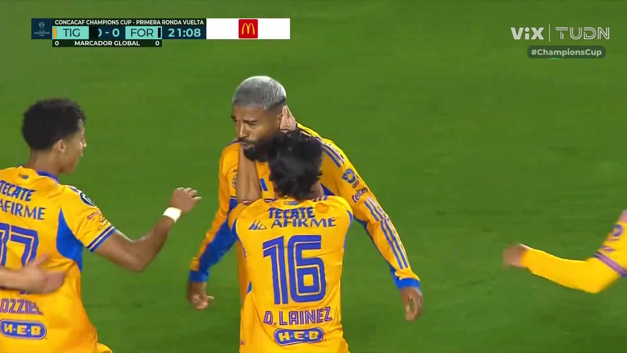 ¡Debut soñado! Búfalo Aguirre se levanta y remata de cabeza para abrir el marcador