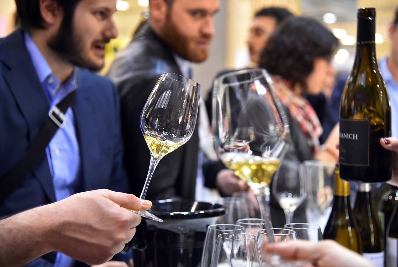 People taste wine on April 10, 2016 during the 50th edition of the Vinitaly wine exhibition in Verona. Vinitaly is the worlds largest wine event, hosting more than 4164 exhibitors, looking to promote a vast range of rich and exotic varieties of wines, spirits and other alcoholic beverages. / AFP / VINCENZO PINTO (Photo credit should read VINCENZO PINTO/AFP/Getty Images)