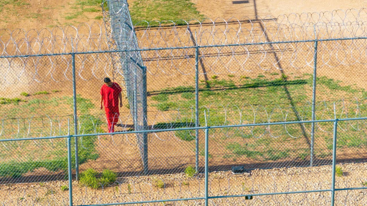 <h3 class="cms-H3-H3">¿Y qué dicen los defensores de migrantes? </h3>
<br>Grupos de derechos civiles han advertido
<b>sobre el uso de etiquetas como “terroristas” sin procesos justos ni evidencia clara.</b> También critican el intento del gobierno de usar leyes antiguas para acelerar deportaciones sin dar espacio a defensas legales. Algunos abogados consideran que
<b>el traslado a otro centro busca evadir cortes donde los migrantes tenían más oportunidades de apelar su caso.</b>