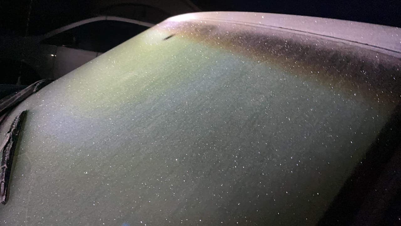 Residentes del norte de Texas despertaron con escarcha en la vegetación, techos y autos este miércoles por la mañana. El área de Dallas-Fort Worth marcó un récord de temperatura mínima de 37 grados.