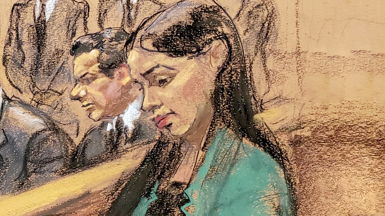 Se llevó la mano al corazón y la levantó en señal de despedida: el adiós de 'El Chapo' a Emma Coronel al escuchar el veredicto