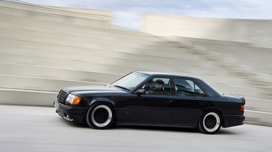 En 1987 AMG convertía al Mercedes-Benz 300E en "El Martillo" (The Hammer) por 122,000 dólares más el precio del 300 E que en ese entonces costaba 39,000 dólares. Ese dinero compara muchos accesorios y equipos de potencia pero el alma de la conversión era el motor V8 de AMG de 5.6 litros de desplazamiento con 360 caballos de fuerza y 400 libras pie de torque. Un verdadero portento de potencia en sus días.