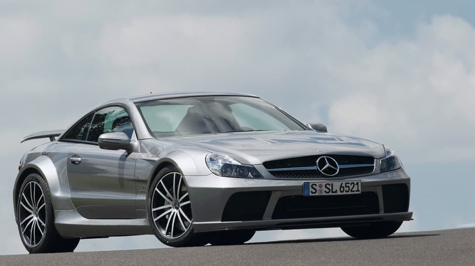 En el año 2010 AMG logró lo impensable. Un Mercedes-Benz SL con mínimos lujos y techo duro fijo. La idea era reducir la mayor cantidad de peso posible . 5 años atras AMG había pasado a ser una subsidiaria 100% propiedad de Mercedes-Benz,