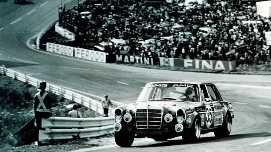 El hoy legendario Mercedes-Benz 300 SEL 6.8 AMG, conocido afectuosamente como la "cerda roja" (red sow) gano las 24 horas de Spa en 1971, cementando la reputación de AMG como una fuerza de cuidado en el mundo de la competición.