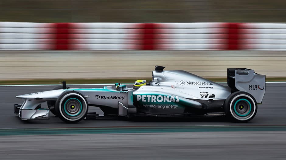 el 2014 Mercedes-AMG ganó su primer campeonato de constructores de Fórmula 1 con auto que contó con tren motriz híbrido que contaba con un V6 turbo alimentado de 1.6 litros.