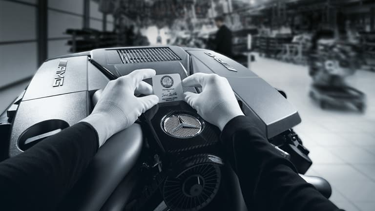 Los motores de Mercedes-AMG son construidos a mano y cada uno de ellos lleva una placa de identificación con la firma del ingeniero artesano que lo construyó.
