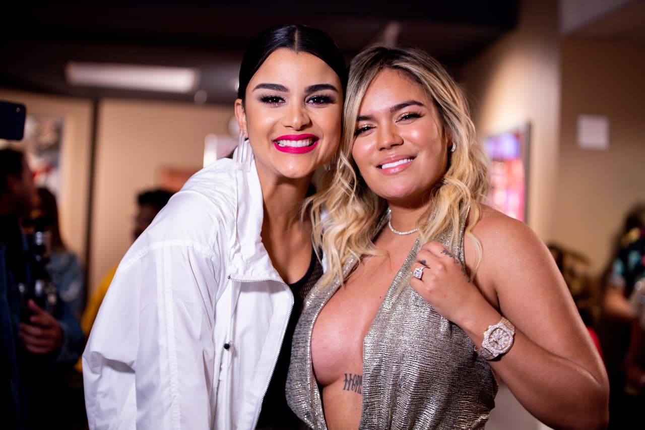 Clarissa Molina y Karol G al final de la proyección del documental.