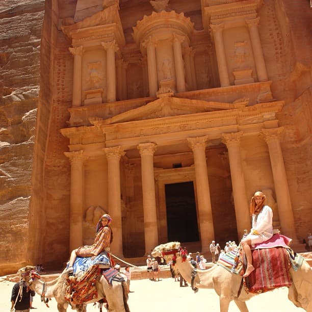En 2010, Montserrat y Bárbara viajaron a Jordania, donde fueron fotografiadas para la revista Quién.