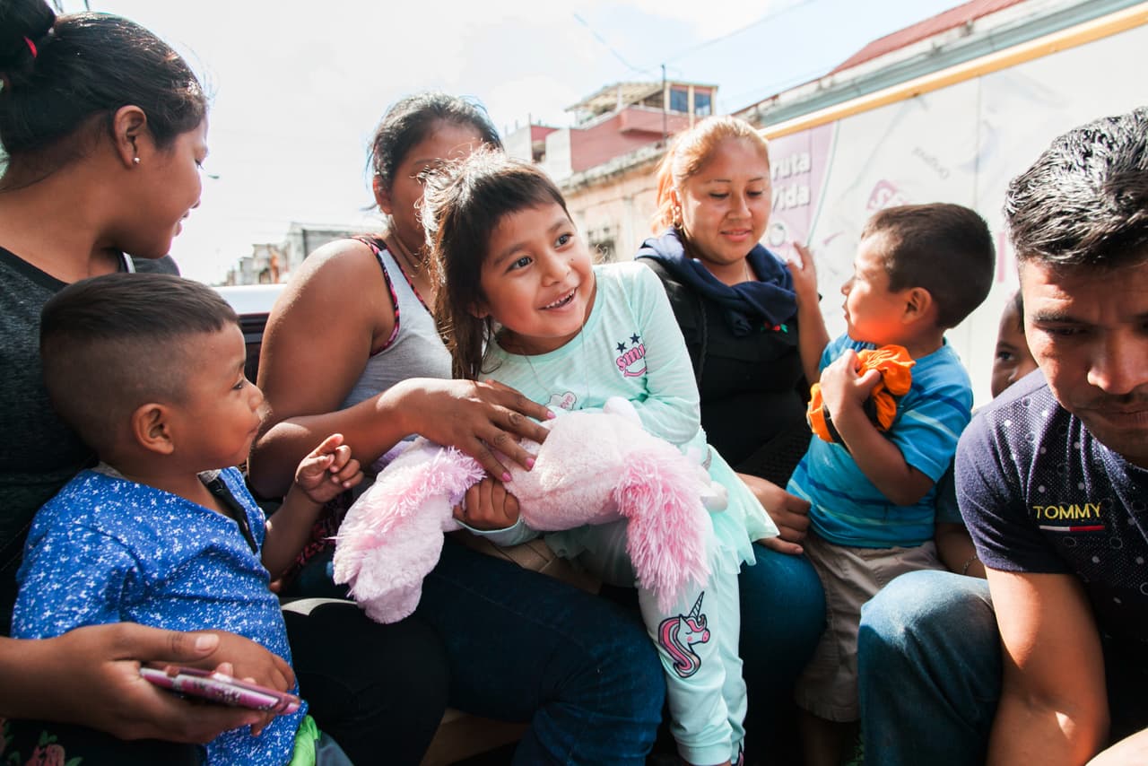 Tres meses y medio después de ser separada de su padre en la frontera sur de Estados Unidos tras ingresar ilegalmente al país, Adayanci Pérez Chávez, de 6 años, llegó a Ciudad de Guatemala el 30 de agosto. En la capital la esperaban sus padres, su hermano Dimaria Leonel, de 3 años, y algunas tías y primos.