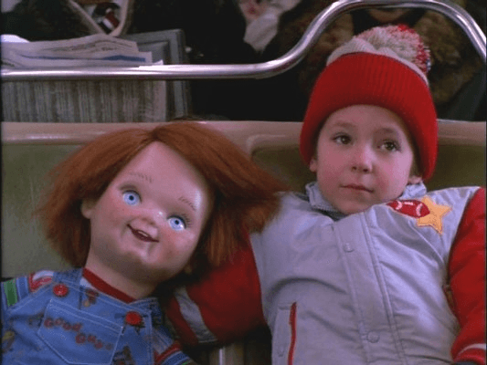 Chucky comienza a matar a todos los que estuvieron involucrados en su muerte, como una forma de venganza e intento de regresar a la vida en el cuerpo del pequeño Andy.