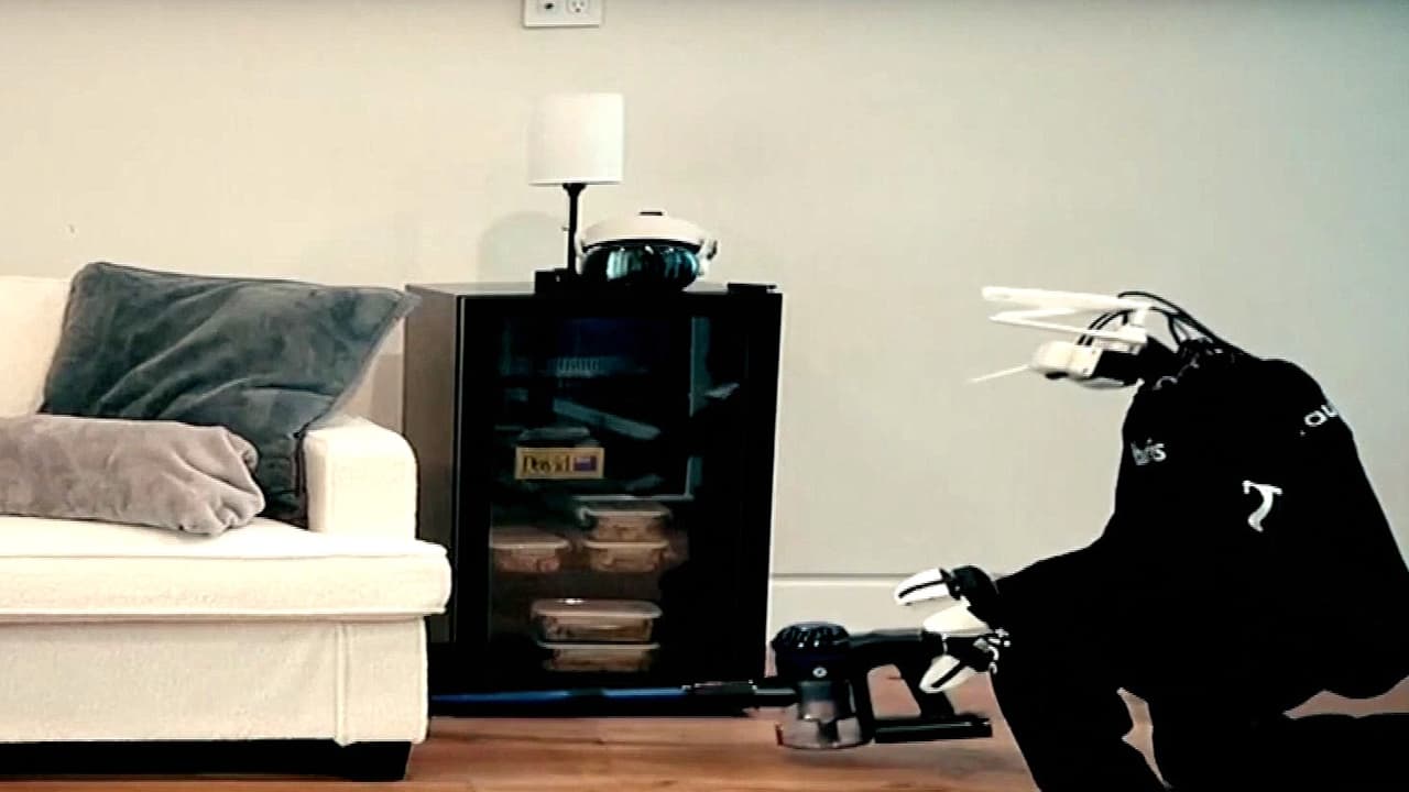 La compañía Tau Robotics comenzó a ofrecer un servicio piloto de limpieza del hogar mediante robots humanoides en San Francisco con una tarifa de 30 dólares la hora. Un operador humano supervisa las unidades mediante inteligencia artificial mientras ejecutan labores básicas como pasar la aspiradora, ampliando el mercado para personas que no contrataban personal doméstico convencional.