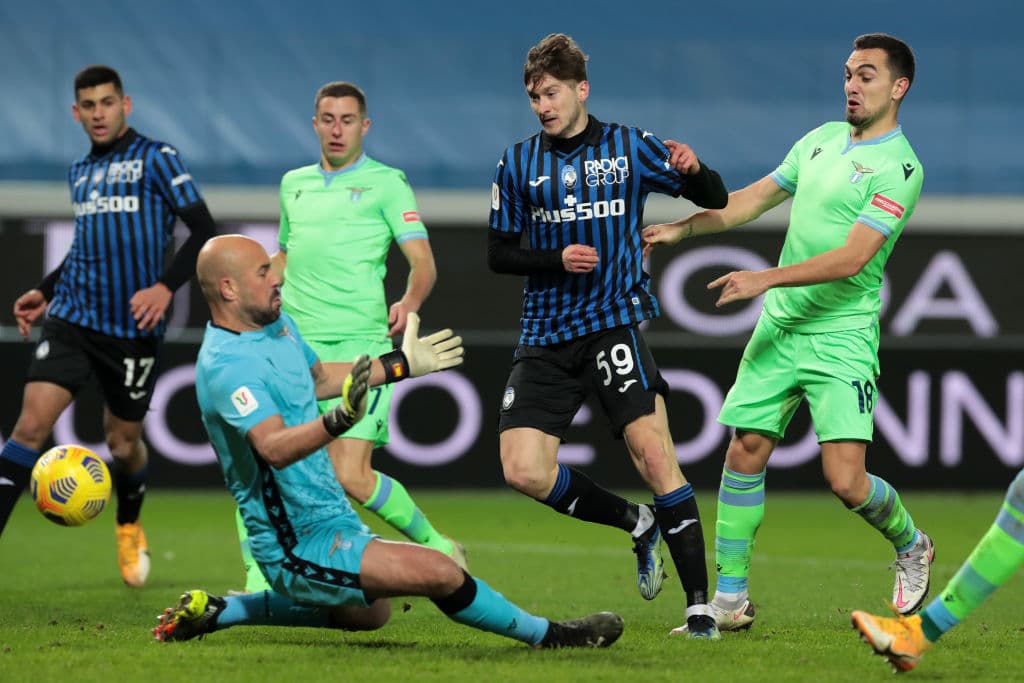 Atalanta derrota a Lazzio 3-2 con 10 hombres en cancha y califica a Semifinales de la Copa de Italia. Djimsiti, Malinovskyi y Miranchuk marcaron por los locales, mientras que Pepe Reina atajó un penal a Duván Zapata. Gollini salvó sobre el final.