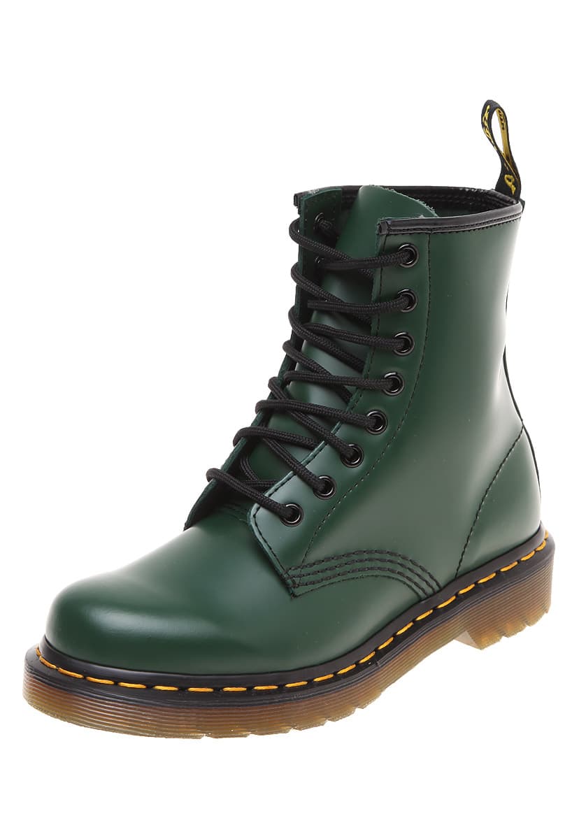 <b>Doctor Martens</b>
<br>El primer modelo que se creó en 1960 se convirtió en un must de los policías, obreros y carteros. A finales de los 70´s los ingleses llamados skinhead los adoptaron y en los 80’s fueron los punks quienes lo usaban.
<br>