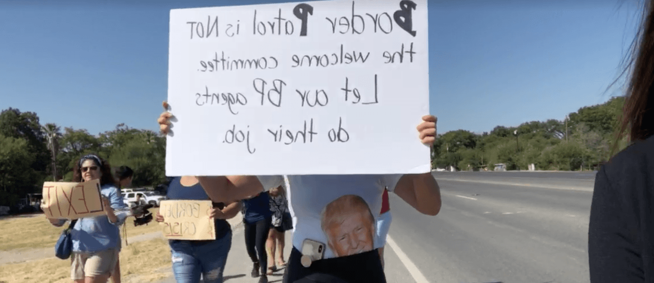 Los organizadores eran residentes de la zona, esposas de agentes de la Patrulla Fronteriza y simpatizantes del expresidente 
<a href="https://www.univision.com/temas/donald-trump">Donald Trump</a>.