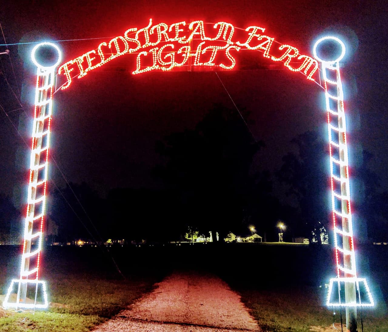 Este hermoso campo alberga un espectáculo de luces navideñas 'Drive-Thru', con aproximadamente 1 millón de luces.