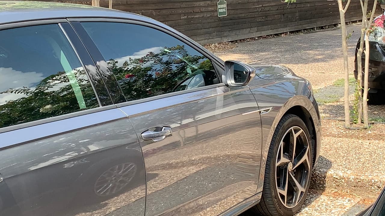 Según la ordenanza de la ciudad de San Antonio, tanto la policía como los oficiales de cuidado de animales tienen derecho a romper la ventana de un automóvil si un niño o animal está en peligro dentro de un vehículo.