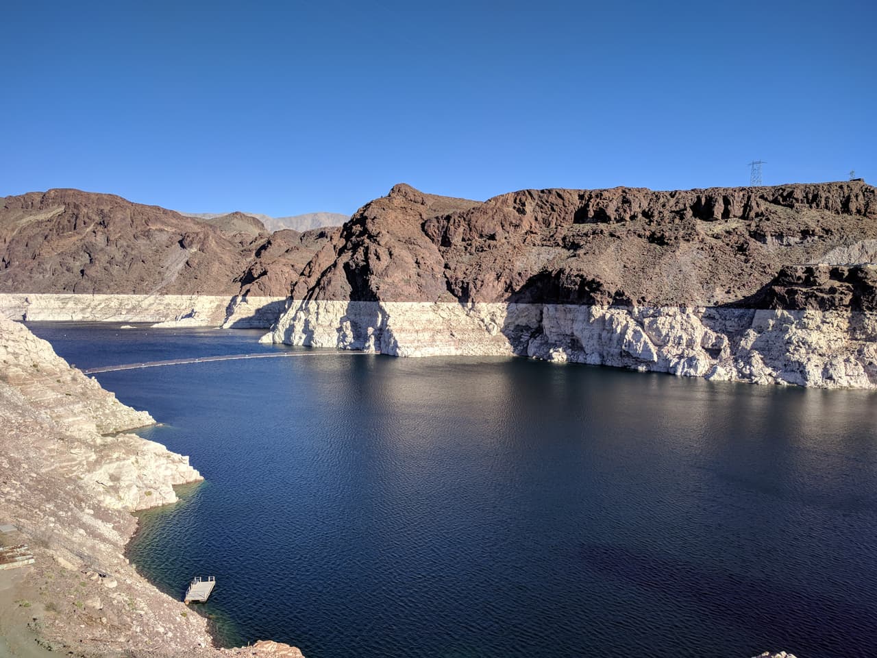 Este es el llamado Lago Mead en febrero 2018. Es el mayor lago artificial de Estados Unidos y sus reservas de agua son canalizadas por Nevada y el sur de California, además de que recibe a alrededor de nueve millones de visitantes por año.
