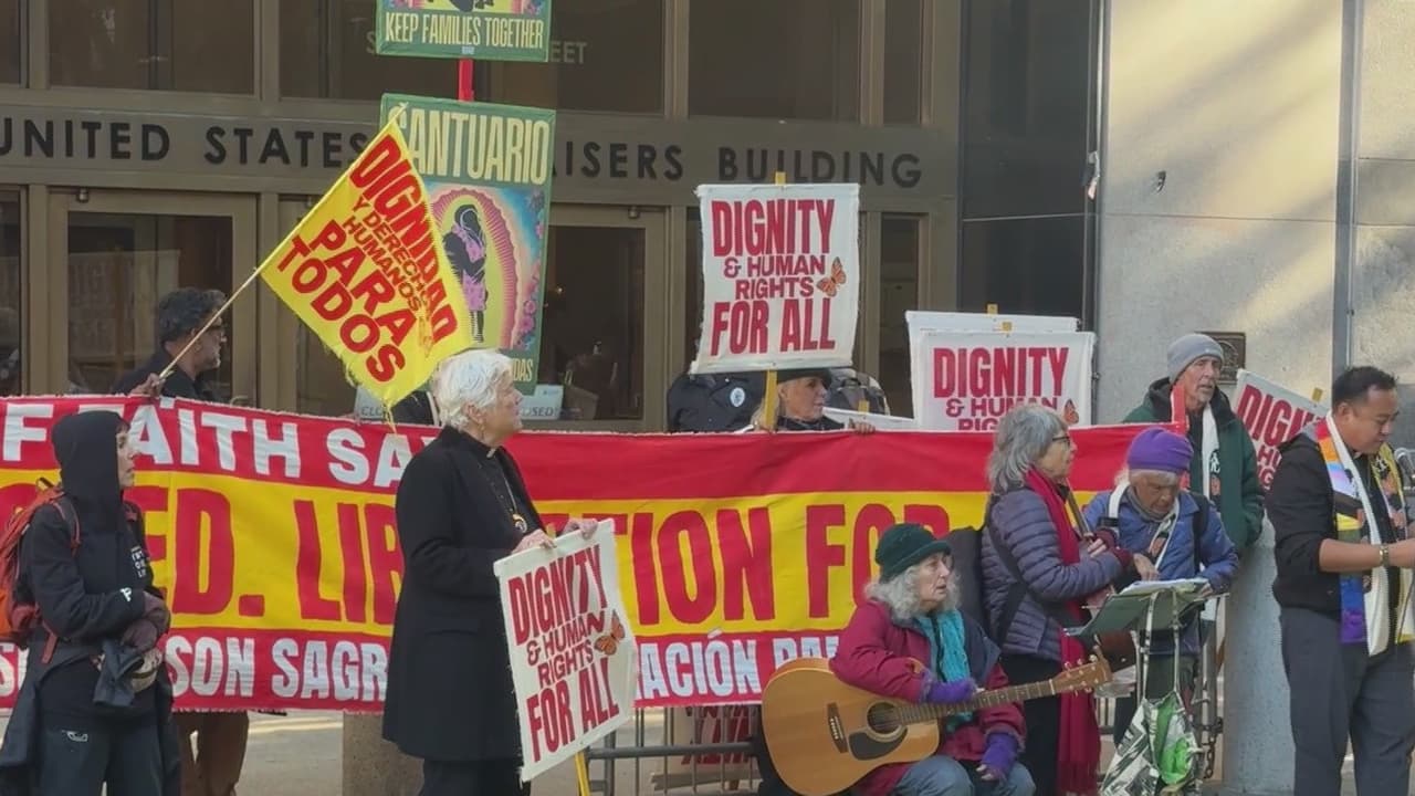 Líderes religiosos protestan frente a un edificio de inmigración en San Francisco; hay decenas de detenidos