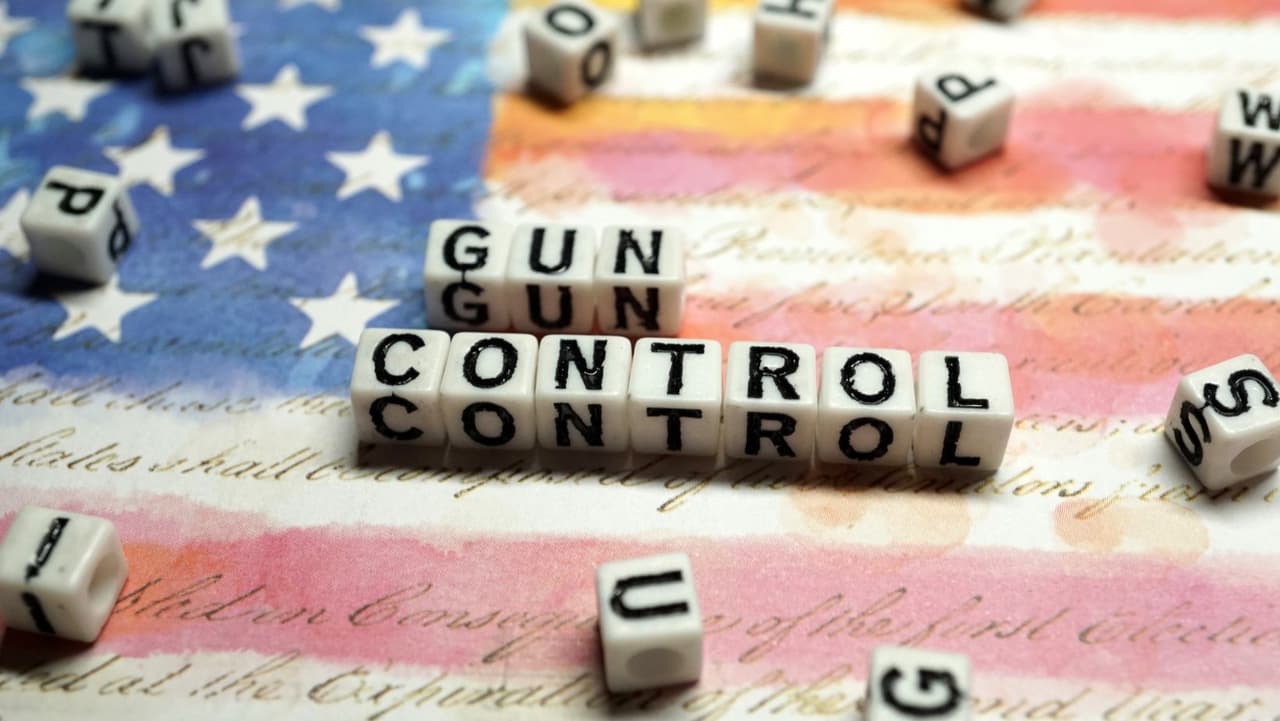 En particular, el 
<b>crimen</b>/
<b>violencia con armas</b> subió al #2, impulsado por preocupaciones sobre el fácil acceso a las armas y los tiroteos en las escuelas.