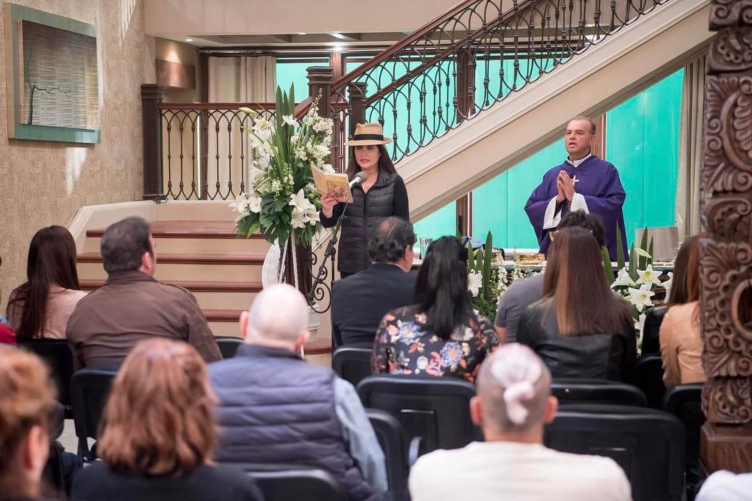 <b><a href="http://www.univision.com/temas/daniela-romo">Daniela Romo</a></b> participó en la misa haciendo las lecturas. Ella es una de las consentidas del productor Salvador Mejía, productor de dicha historia.