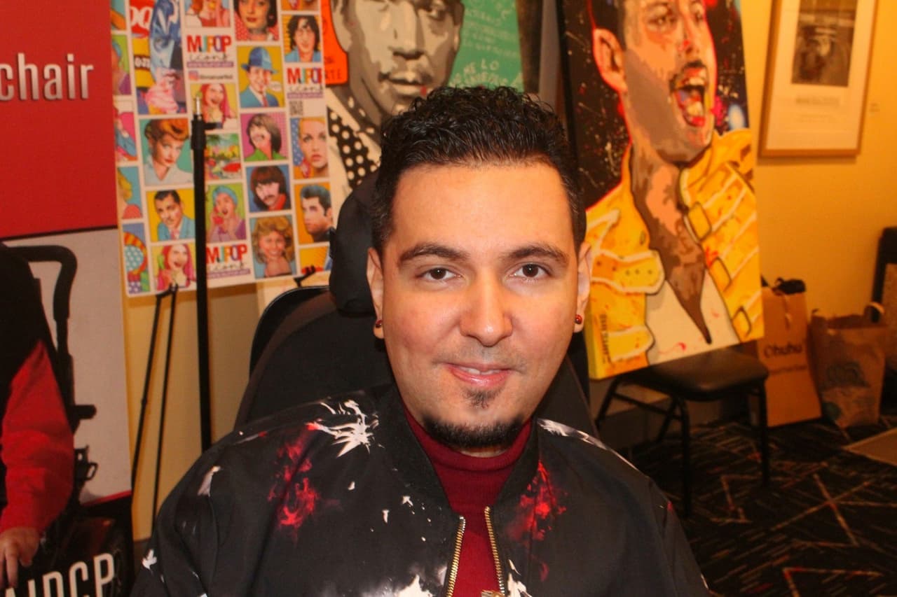 Sin embargo, con el poder de su mente y un dedo pulgar se estableció como el más popular vendedor y distribuidor de drogas en su escuela sin que sus padres, profesores o las autoridades llegaran a sospechar.