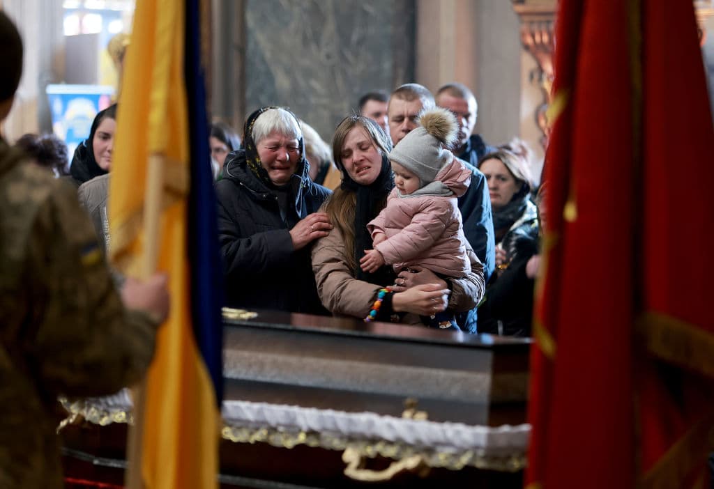 Tatiana Rurak en el funeral de su esposo Volodymy Rurak. El soldado Rurak murió en el este de Ucrania en combate con las fuerzas rusas.