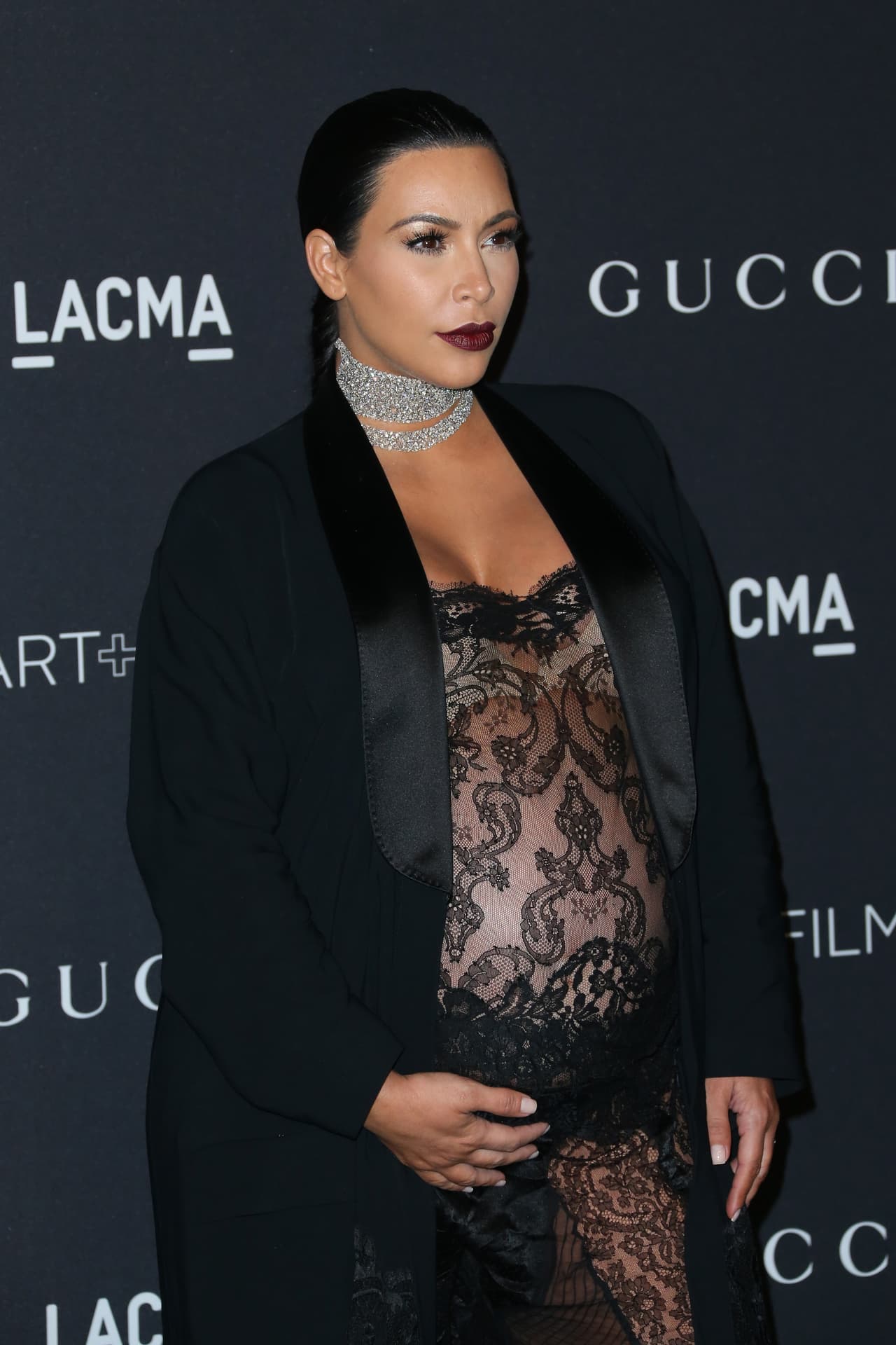13. Embarazada, con el pelo wet look recogido hacia atrás, boca obscura y collar de diamantes, en los 
<a href="http://www.eonline.com/news/713933/kim-kardashian-shows-baby-bump-in-daring-black-lace-outfit-at-lacma-s-2015-art-film-gala">Art+Film Gala</a> 2015 celebrados en honor de James Turrel y Alejandro G. Iñarritu.
