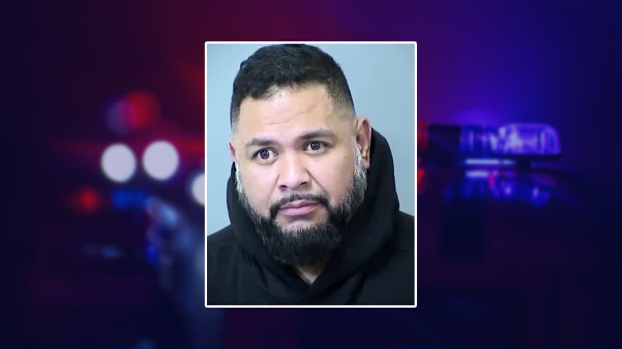 Detienen a padre por abandonar a su hijo en el auto por dos horas para entrar a una cantina