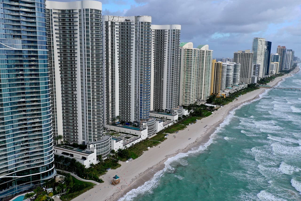 El informe, realizado por científicos enfocados en el clima, muestra que los niveles del mar en Estados Unidos podrían subir considerablemente para 2050, siendo las zonas más afectadas la costa Este y el Golfo de México.