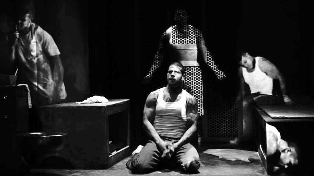 Alex Hernández en su papel de pandillero en confinamiento solitario.