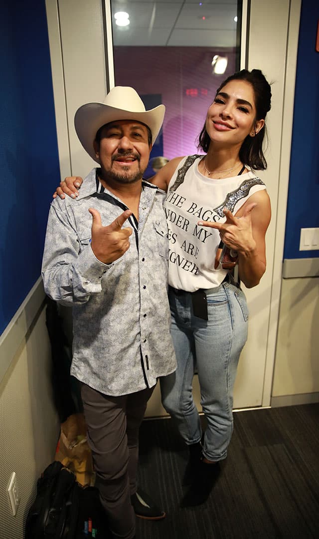 Al final, al Feo le quedó el consuelo que se pudo tomar una foto con la bella Alejandra Espinoza.