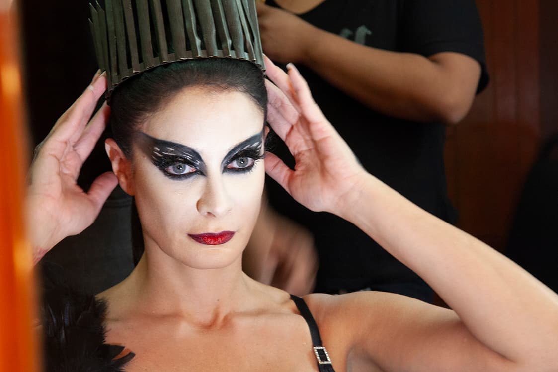 La decisión de Dayanara como Black Swan la tomó todo el equipo que la respalda (su hermana Jinny, su manager Jennifer y Reading Pantaleón, su stylist). Lo primordial era que no se viera como que iba a una fiesta de disfraces o un halloween.