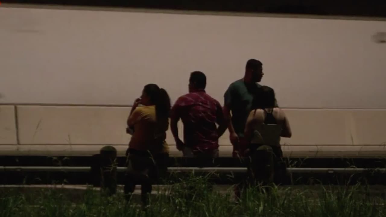 Muere hombre al ser atropellado mientras caminaba desnudo en la I-10 al este de Houston