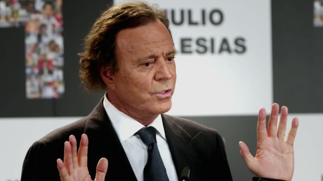 Julio Iglesias publica conversaciones con mujeres que dice que lo denunciaron