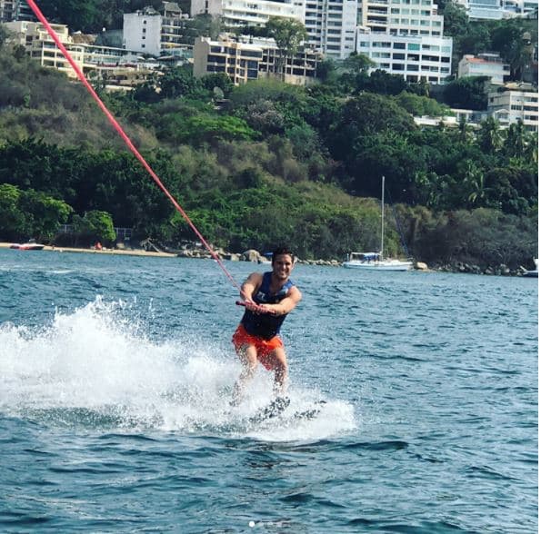 El 12 de mayo, Diego Boneta compartió esta fotografía en la que se le ve practicando wakeboarding en Acapulco.
