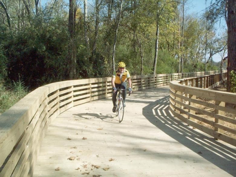 <b>Silver Comet Trail (133 S. Marble St. Rockmart)</b>. El Silver Comet Trail conecta Atlanta con la línea estatal de Alabama y es accesible desde las ciudades del centro de Rockmart y Cedartown. Ciclistas, corredores, excursionistas, patinadores y jinetes utilizan el sendero para recreación y desplazamientos. El Silver Comet Trail comienza en la intersección de South Cobb Drive y East-West Connector en Smyrna y se extiende hasta la frontera de Alabama. Allí, se encuentra con el sendero Chief Ladiga en Alabama.