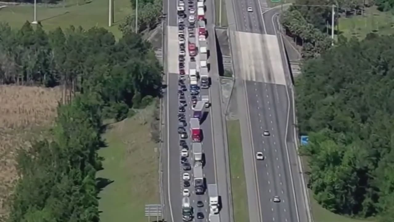 Largas filas para entrar a Florida por carretera mientras las autoridades interrogan a los conductores 