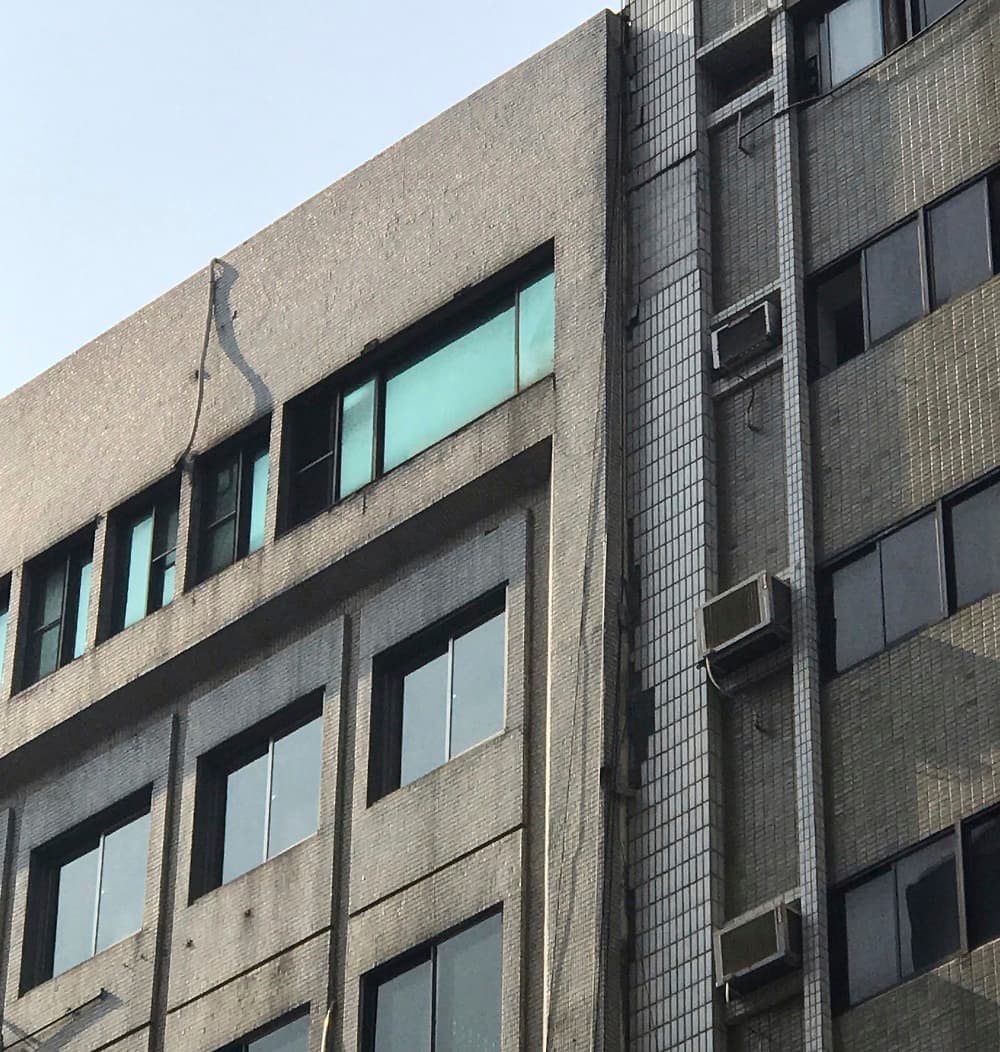 De acuerdo con la Oficina Central de Meteorología de la isla, el sismo ocurrió a 11.6 millas (18,8 km) de profundidad a las 1:01 pm hora local, a 24.06 grados de latitud norte y a 121.54 grados de longitud este.