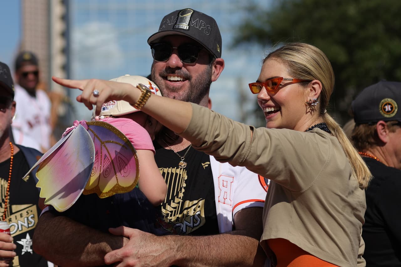 Durante su carrera profesional, Verlander ha jugado con los Tigres de Detroit y los Astros de Houston.