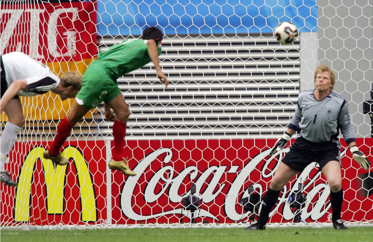 Ya en el segundo tiempo Jared Borgetti se jugó un partidazo y al minuto 58 encontró el empate 2-2 con este frentazo ante Olivier Kahn.