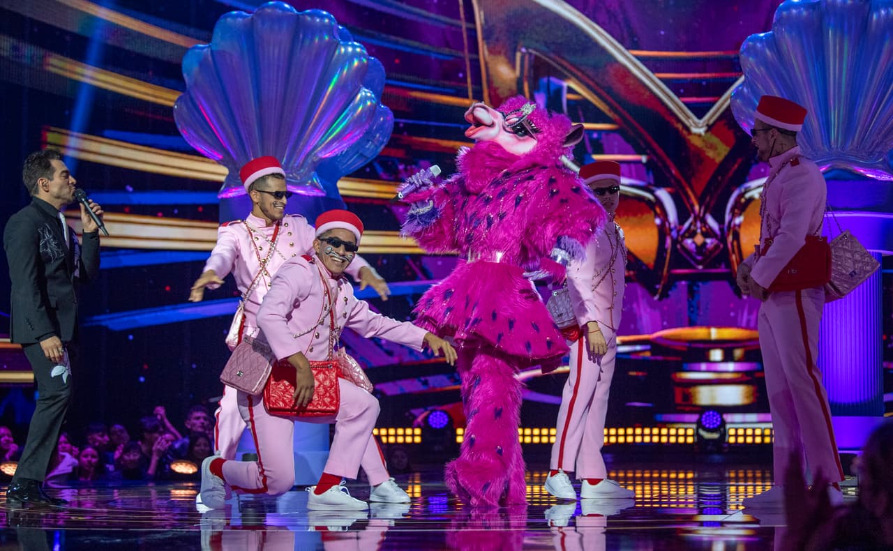 El quinto programa contó con dos combates cuádruples y en cada uno despidió a un participante. Llama abrió el escenario del domingo de manera espectacular.