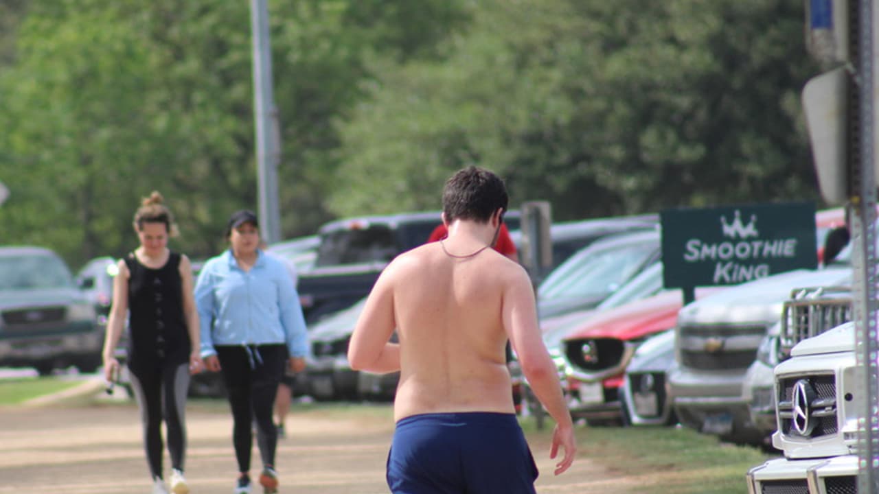 Además, debes vestir ropa de colores claros porque absorben menos el calor y estarás más fresco.