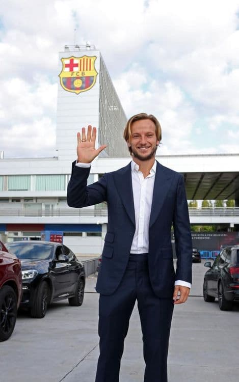 "Es un honor ser el cuarto jugador extranjero con más partidos jugados de toda la historia del Barça…", declaró el zaguero que consiguió trece títulos con los culés.