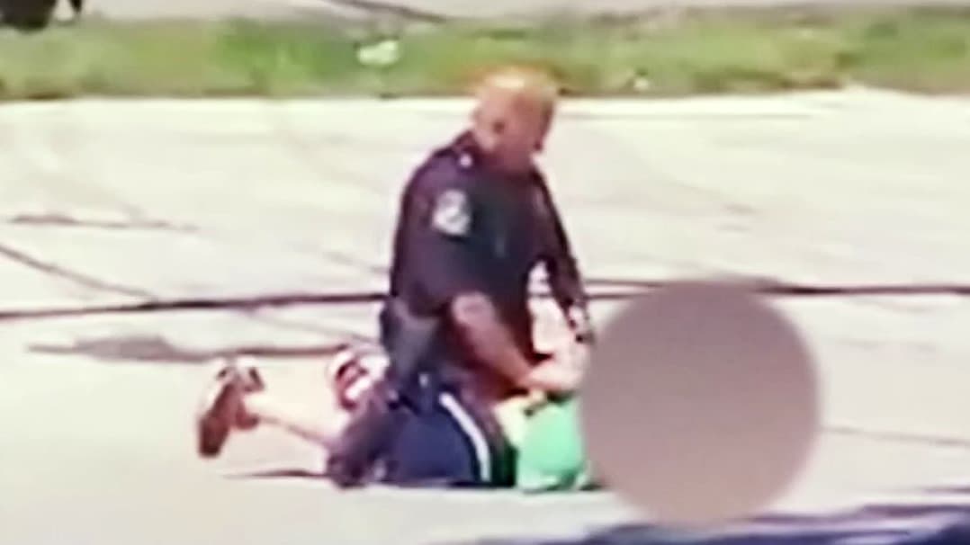 Indignación por el video de un policía sometiendo a un niño de 12 años en el piso