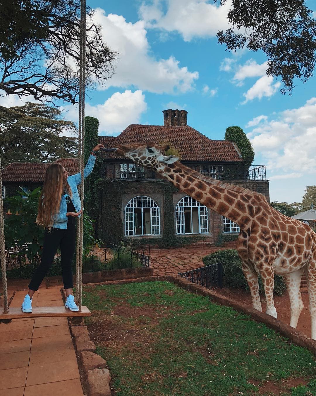 Cabe recordar que en 2018, cuando Lina Luaces cumplió 16 años, lo festejó junto a su madre y su hermano, Lorenzo, durante unas vacaciones en África, donde experimentaron un 
<a href="https://www.univision.com/shows/el-gordo-y-la-flaca/las-vacaciones-de-lili-estefan-estan-por-terminar-entre-globos-y-un-inolvidable-safari-fotos">verdadero safari en Kenia</a>.