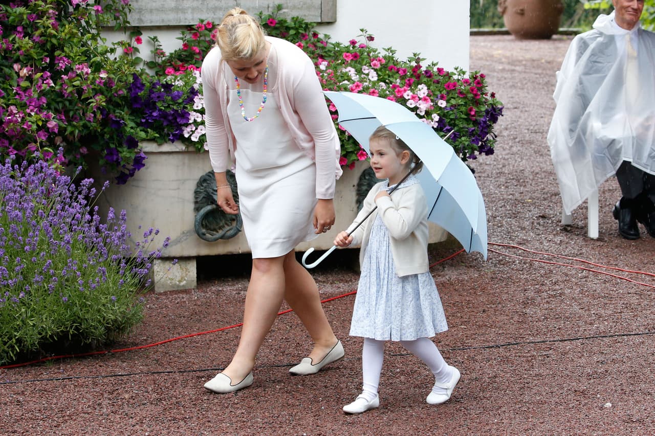 Tras su madre, es la segunda heredera al trono de Suecia.