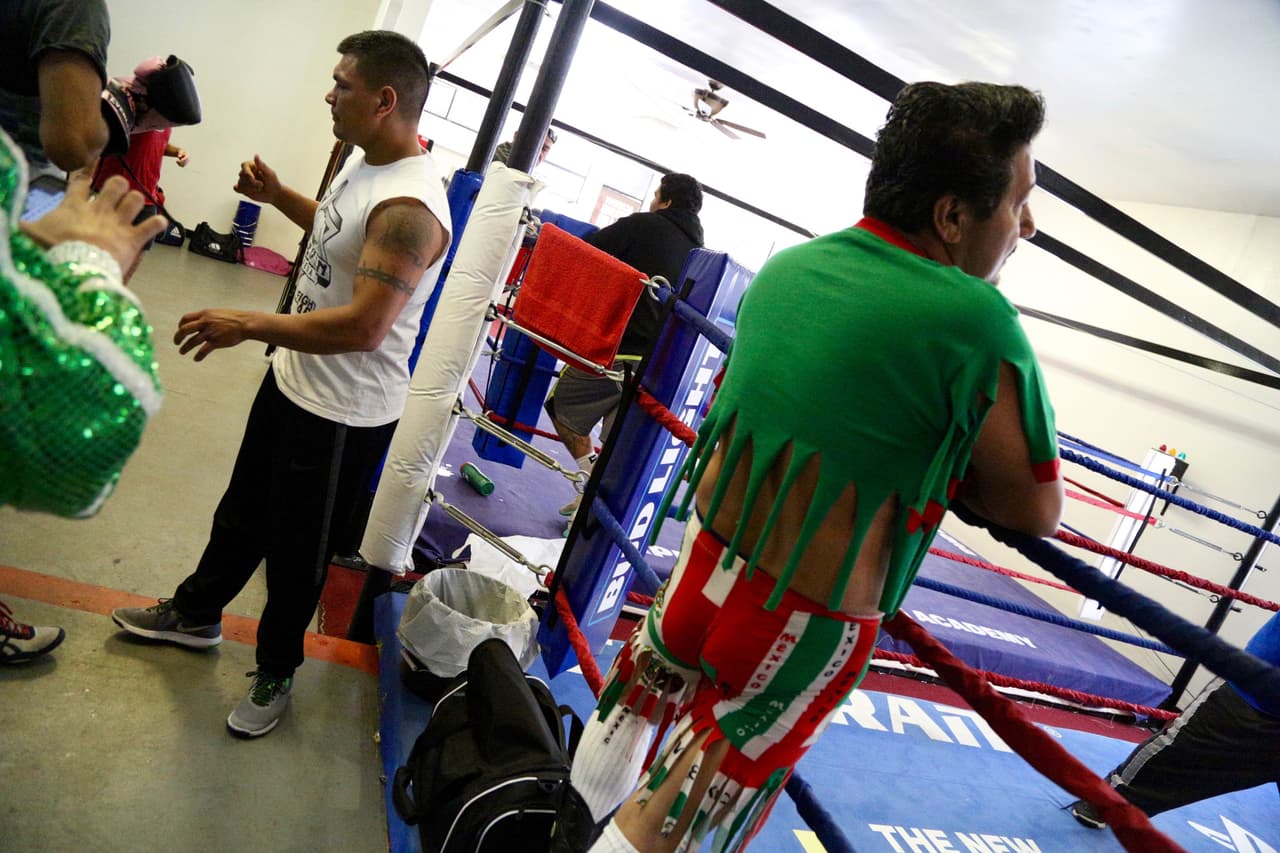 Así pagó la apuesta El Feo a Raúl 'El Pelón' después de la derrota de Julio César Chávez Jr.