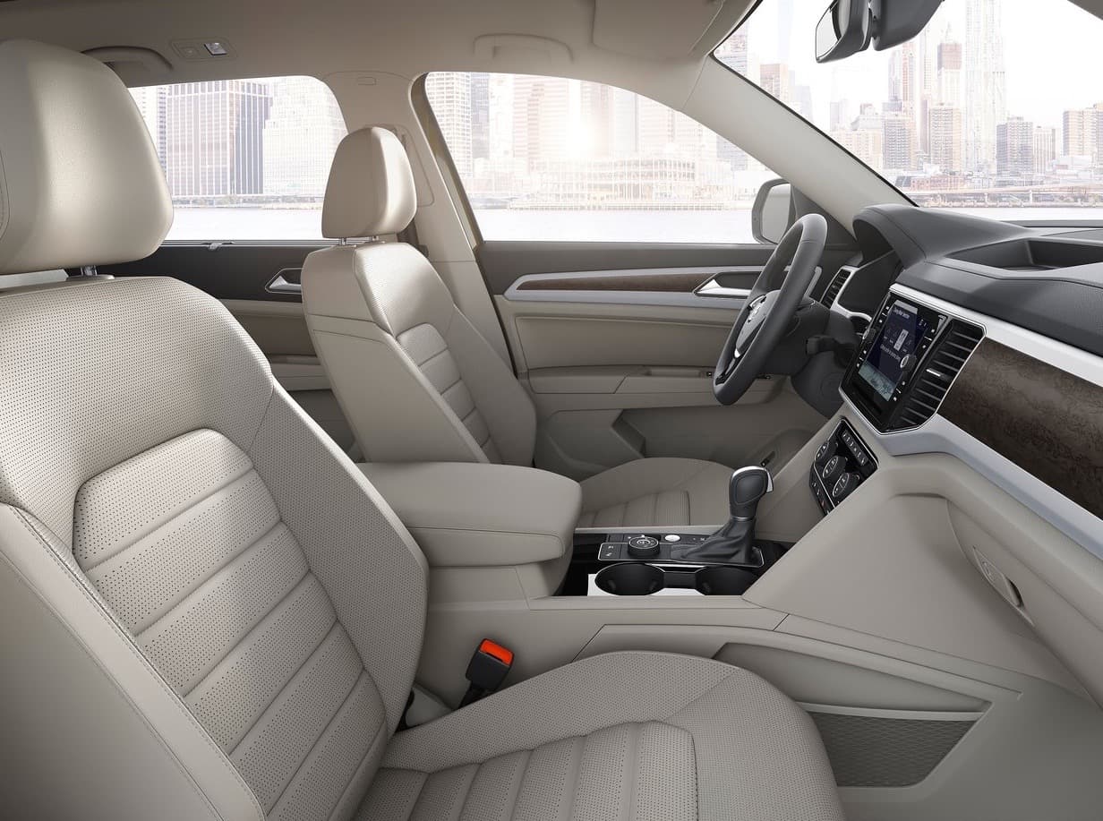 El aspecto de los asientos delanteros de la Atlas 2018 lucen como una evolución de la típica butaca de Volkswagen. Sin embargo una vez sentado en ellas rápidamente se hace patente que las superficies duras que caracterizan a los asientos de la marca han dado lugar a un asiento más mullido y descanzado.