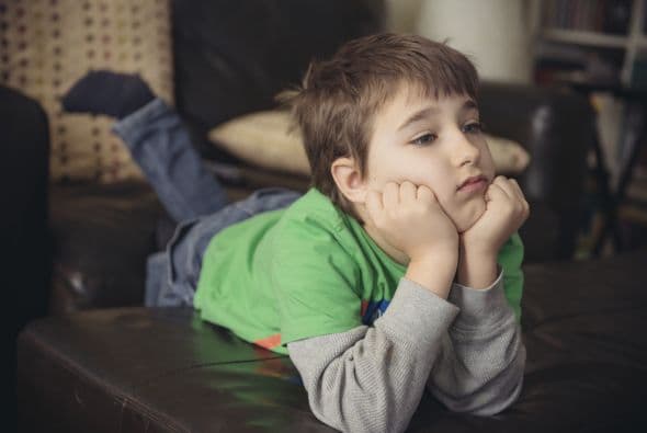 ¿Te escuchó? Muchas madres piensan que sus niños no cooperan porque las ignoran, pero suele ocurrir que están tan absortos en lo que hacen que, sencillamente, no las han oído, indica el portal Become a Nanny.