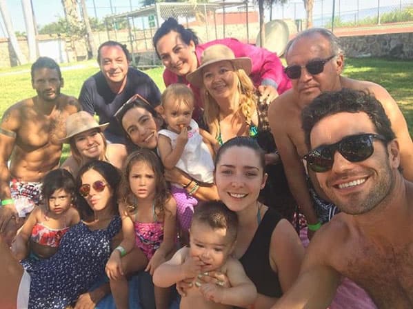 Pero la convivencia familiar también llega por parte de 
<b><a href="https://www.univision.com/temas/ariadne-diaz">Ariadne</a></b>, pues ya consideran a 
<b><a href="https://www.univision.com/shows/el-gordo-y-la-flaca/el-hijo-de-ariadne-diaz-deja-de-lado-la-actuacion-mientras-crece-y-vive-su-infancia-video">Marcus</a></b> como un miembro más. El galán ha podido visitarlos en varias ocasiones en Puerto Vallarta, México, lugar de donde es originaria la actriz.